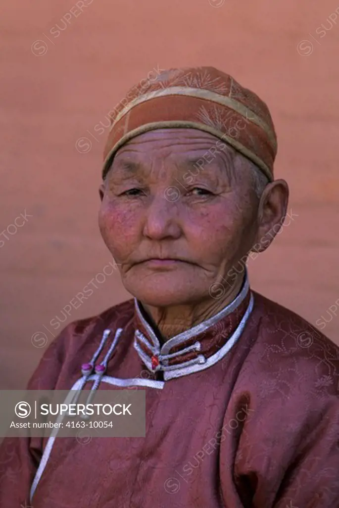 MONGOLIA, ULAN BATOR, GANDAN MONASTERY, PORTRAIT OF LOCAL WOMAN