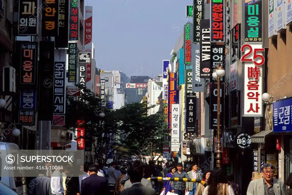 KOREA, SEOUL, MYUNG-DONG SHOPPING AREA