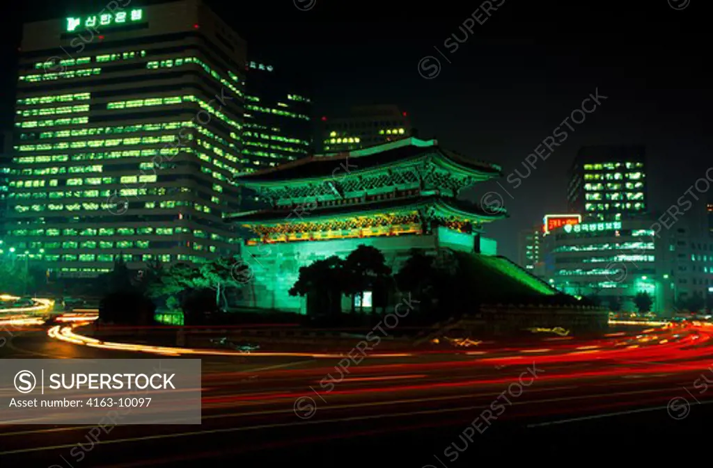 KOREA, SEOUL, NAMDAEMUN (SOUTH GATE) AT NIGHT