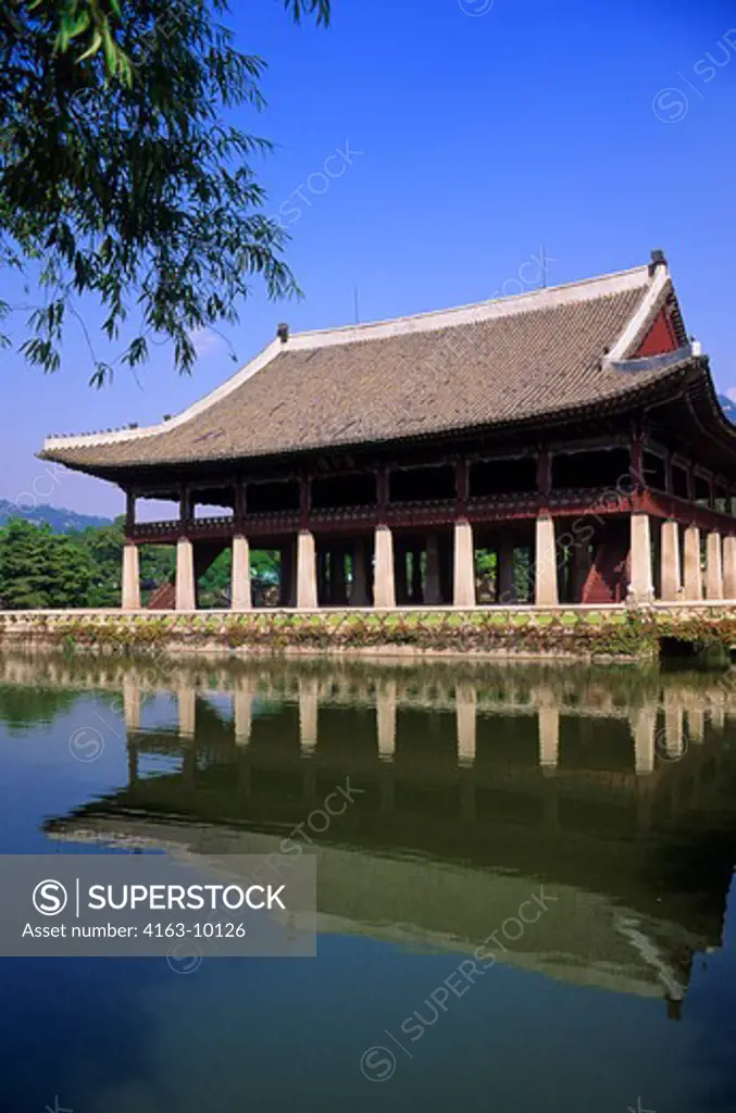 KOREA, SEOUL, KYUNGBOK ROYAL PALACE, KYONG HOERU HALL REFLECTING IN POND