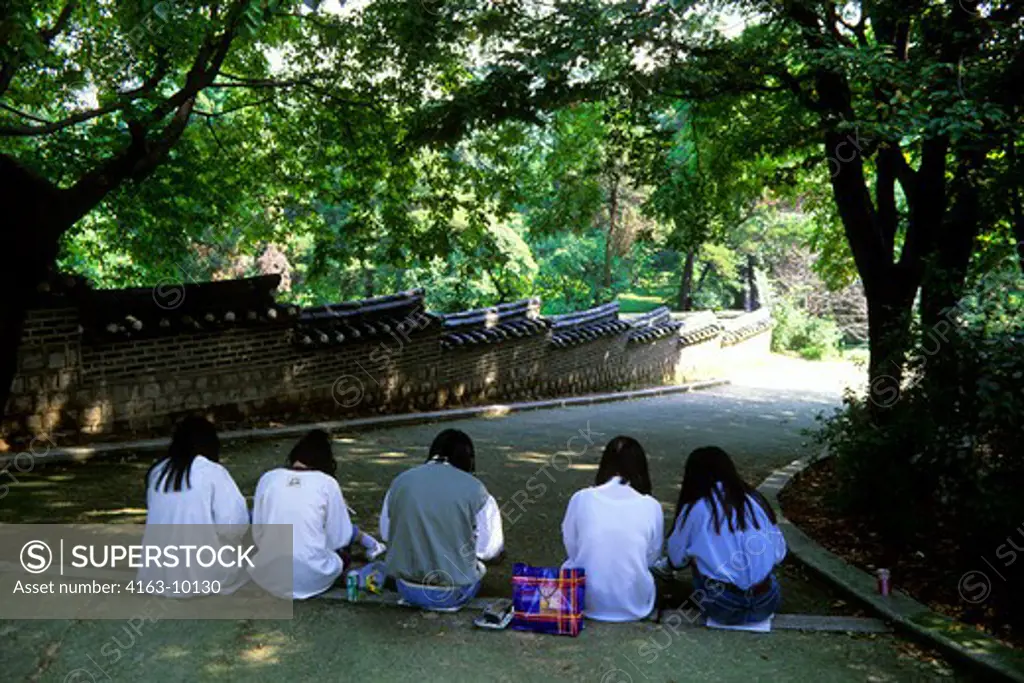KOREA, SEOUL, CH'ANGGYONGGUNG PALACE, STUDENTS DRAWING WALL