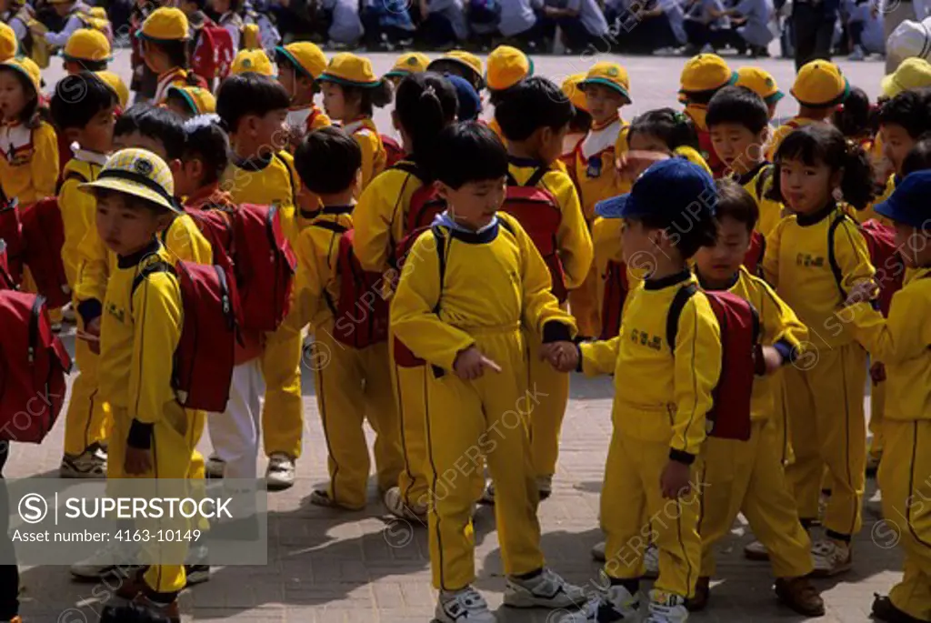 KOREA, SEOUL, SCHOOL CHILDREN WITH BACKPACKS