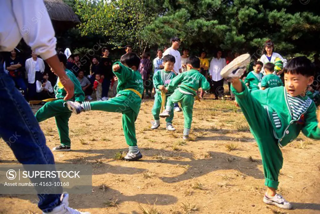 ASIA, KOREA, NEAR SEOUL, KOREAN FOLK VILLAGE, SCHOOL CHILDREN (7-YEAR OLDS), DOING TAE-KWON-DO