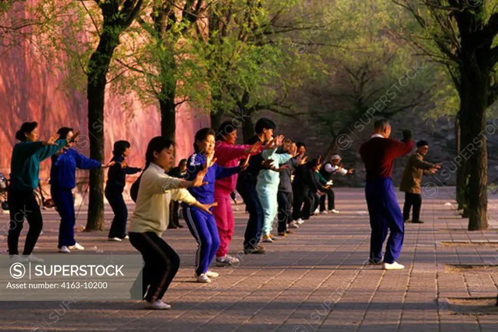 CHINA, BEIJING, PEOPLE DOING TAI CHI AT WALL OF FORBIDDEN CITY