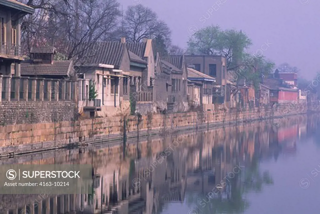 CHINA, BEIJING, HOUSES REFLECTING IN MOAT OF FORBIDDEN CITY
