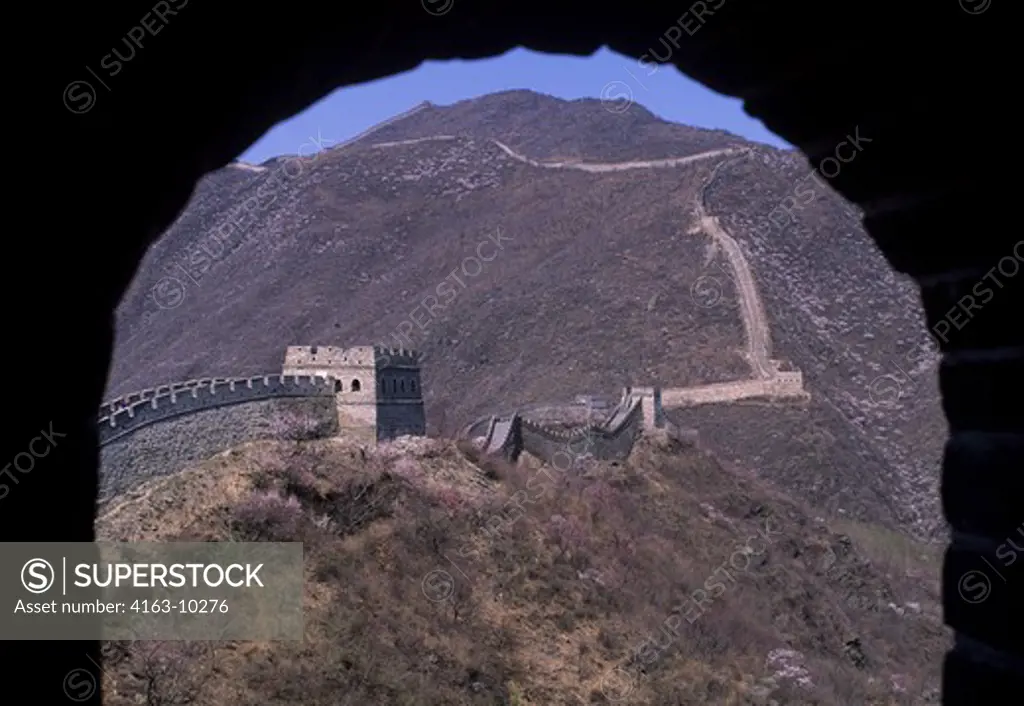 CHINA, NEAR BEIJING, GREAT WALL, VIEW THROUGH DOOR OF SIGNAL TOWER