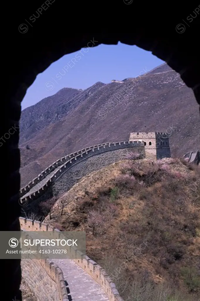 CHINA, NEAR BEIJING, GREAT WALL, VIEW THROUGH DOOR OF SIGNAL TOWER