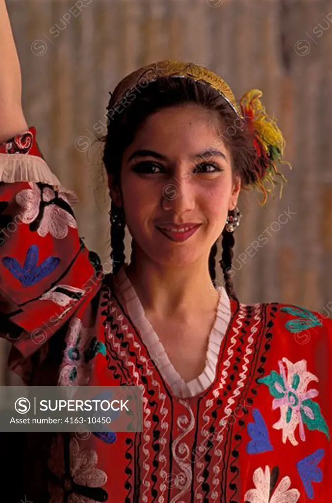 UZBEKISTAN, BUKHARA, PORTRAIT OF LOCAL WOMAN IN TRADITIONAL DRESS