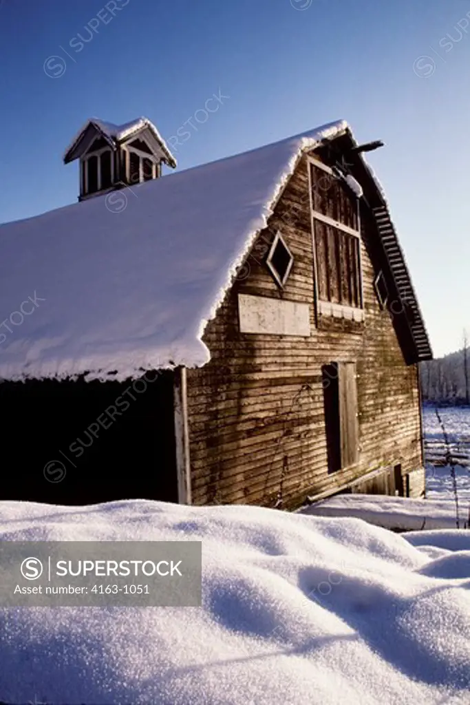 USA, WASHINGTON, OLD BARN, ""STILLWATER TRADING POST"", COVERED WITH SNOW
