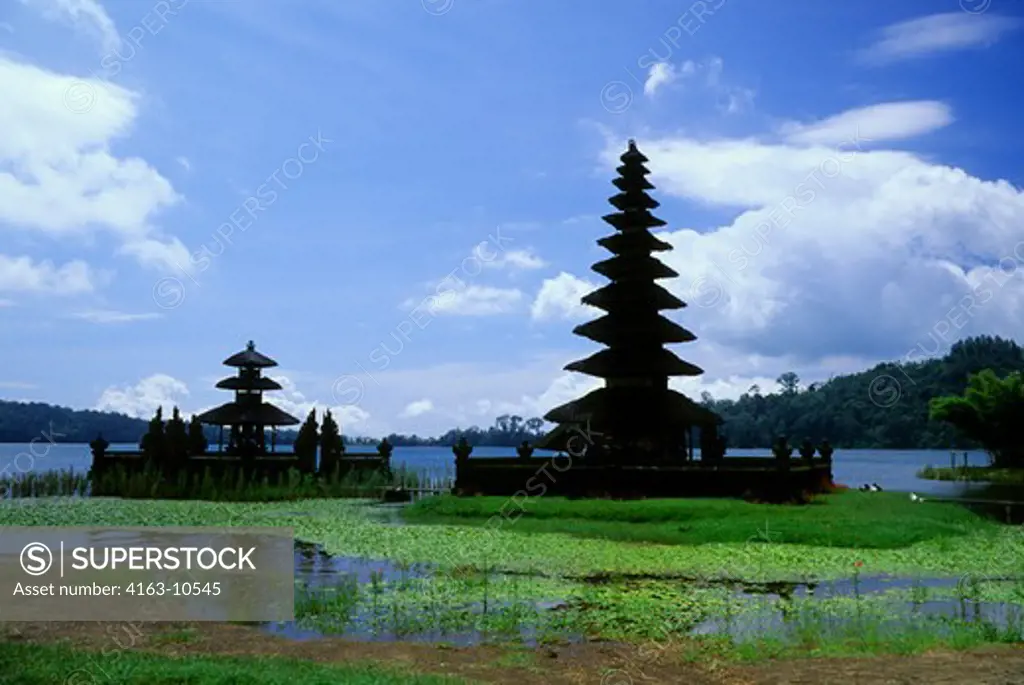 INDONESIA, BALI, LAKE BRATAN, TEMPLE OF ULU DANU