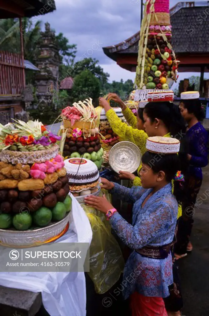 INDONESIA, BALI, SMALL TEMPLE, TEMPLE CEREMONY, MOTHER AND DAUGHTER BRINGING OFFERING