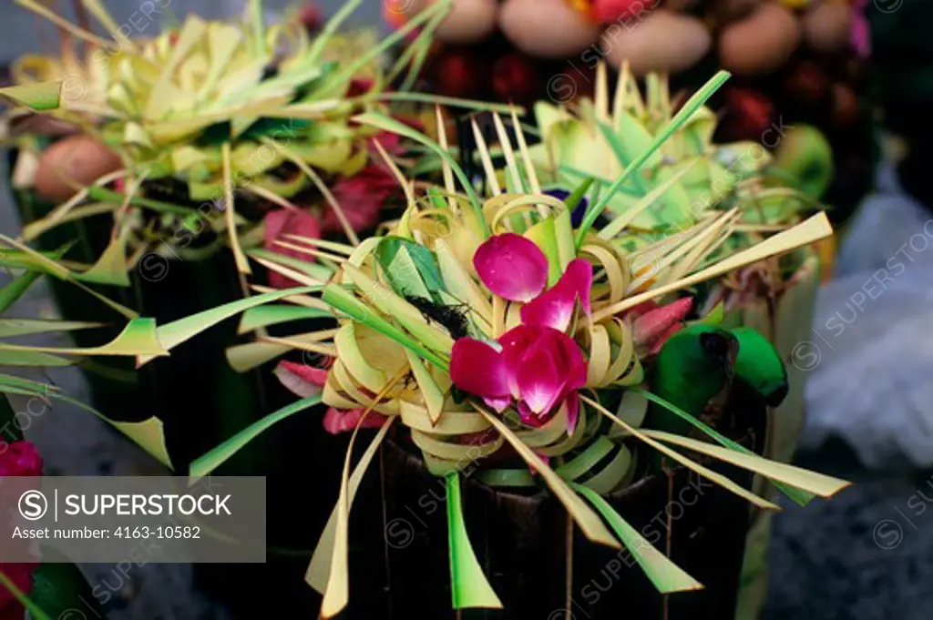 INDONESIA, BALI, SMALL TEMPLE, TEMPLE CEREMONY, OFFERING