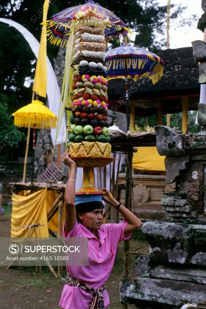 INDONESIA, BALI, SMALL TEMPLE, CEREMONY, WOMAN BRINGING OFFERING