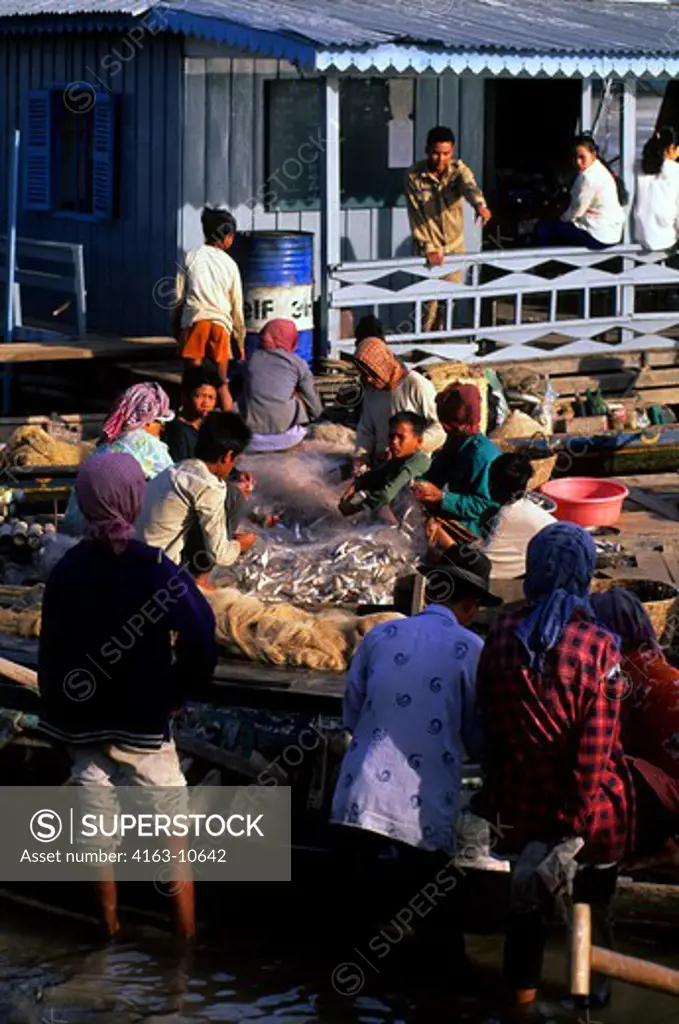 CAMBODIA, PHNOM PENH, MEKONG RIVER, FISHERMEN SORTING CATCH