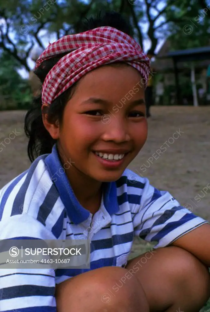 CAMBODIA, ANGKOR, ANGKOR THOM, PORTRAIT OF LOCAL GIRL