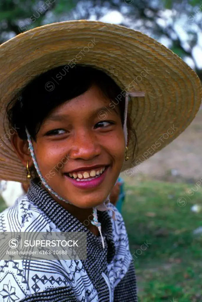 CAMBODIA, ANGKOR, ANGKOR THOM, PORTRAIT OF LOCAL GIRL WITH STRAW HAT