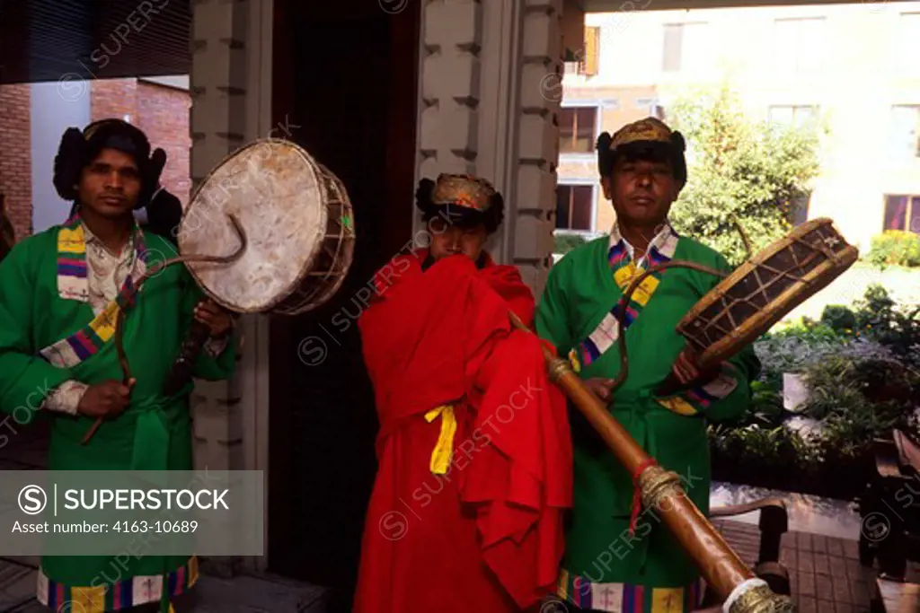 NEPAL, KATHMANDU, LOCAL MUSICIANS WITH TRADITIONAL INSTRUMENTS