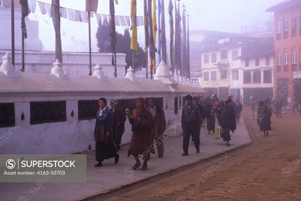 NEPAL, KATHMANDU, BOUDHNATH, TIBETAN TEMPLE, WORSHIPERS WALKING AROUND STUPA