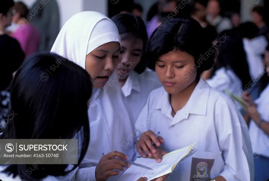 INDONESIA, JAKARTA, MERDEKA SQUARE, SCHOOL CHILDREN, MOSLEM GIRL