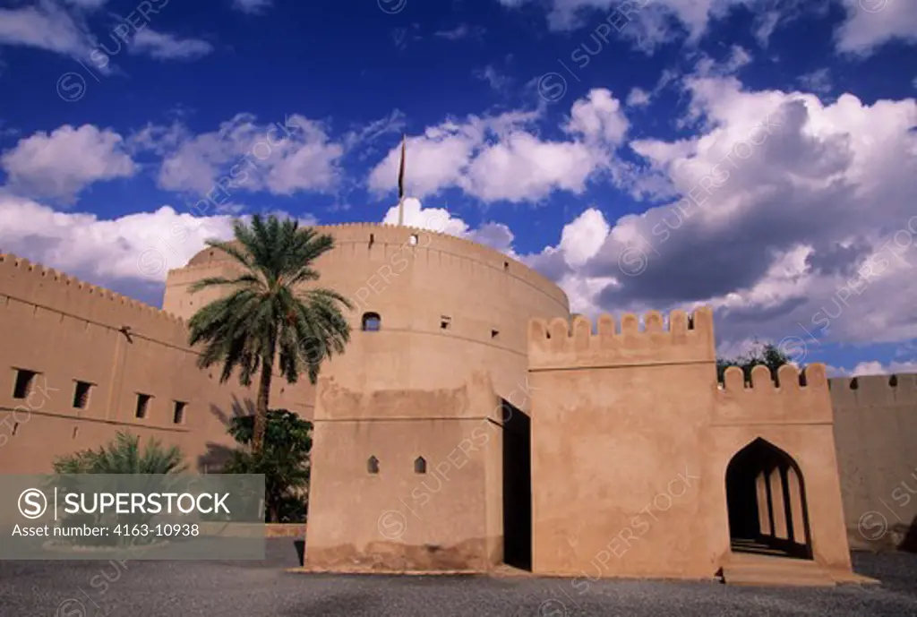 OMAN, NIZWA, FORTRESS BUILT IN 1649 A.D. BY IMAM SULTAN BIN SAIF BIN MALIK AL-YARUBI