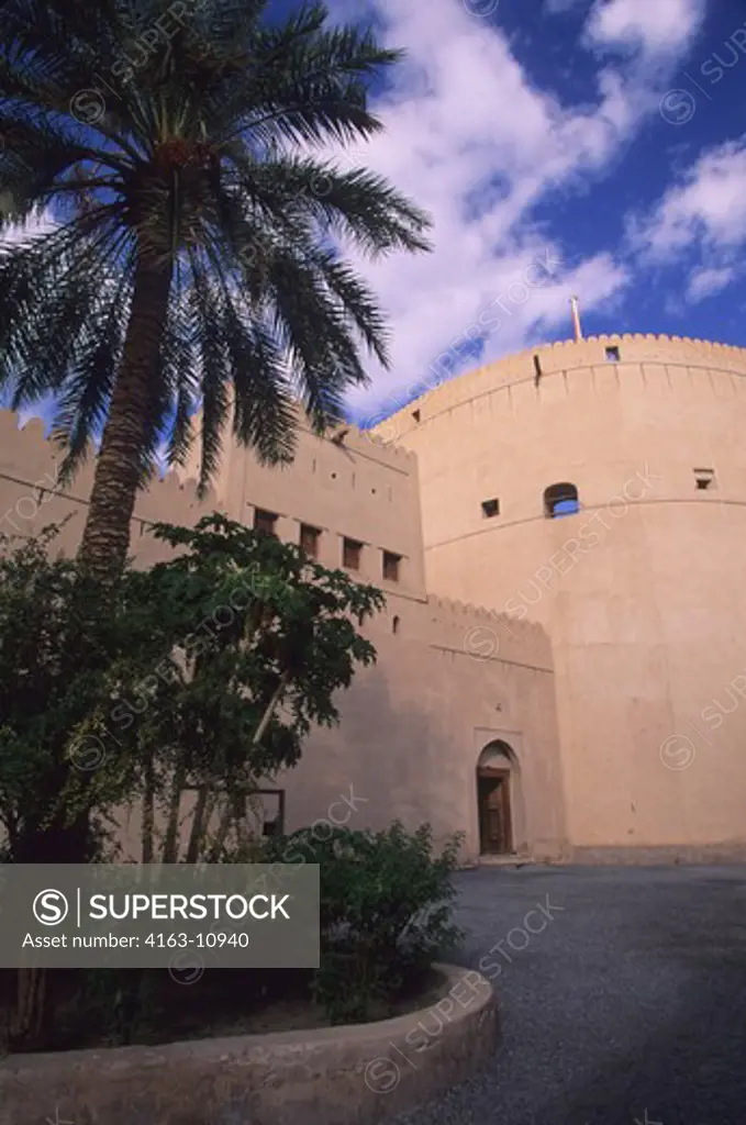 OMAN, NIZWA, FORTRESS BUILT IN 1649 A.D. BY IMAM SULTAN BIN SAIF BIN MALIK AL-YARUBI