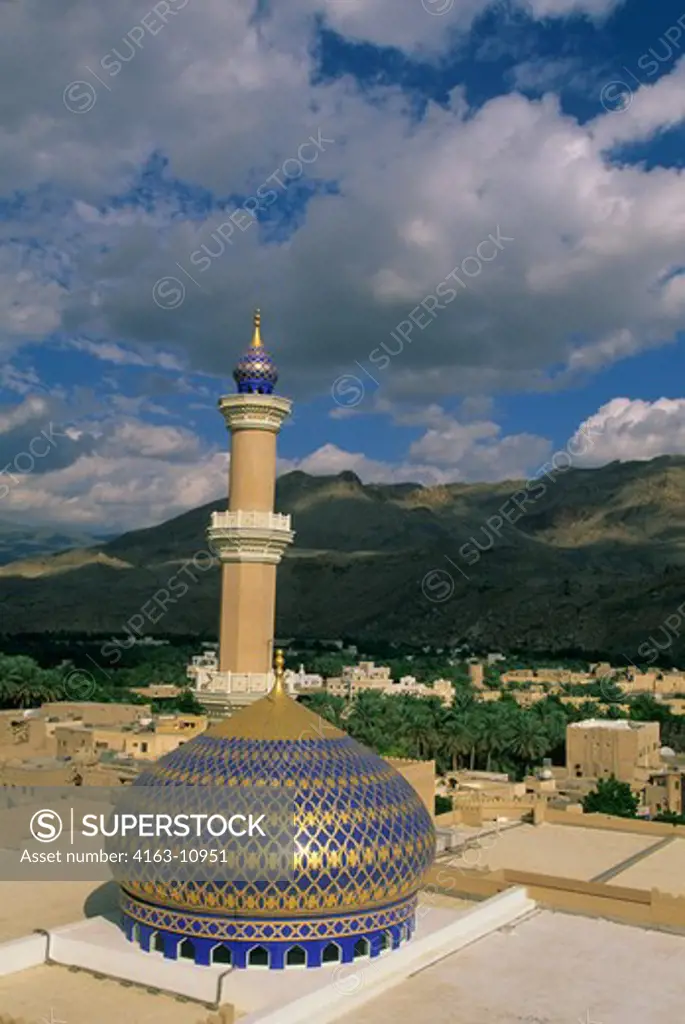 OMAN, NIZWA, FORTRESS, 1649 A.D., VIEW OF MOSQUE FROM TOWER