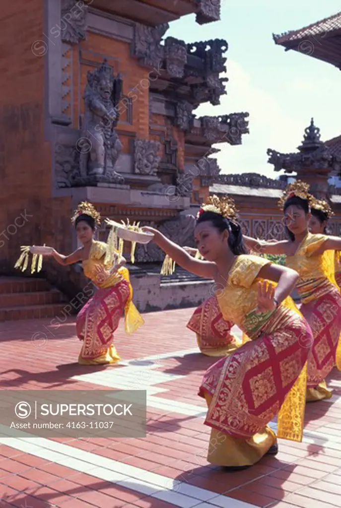 INDONESIA, BALI, GIRLS IN TRADITIONAL DRESS, DANCE