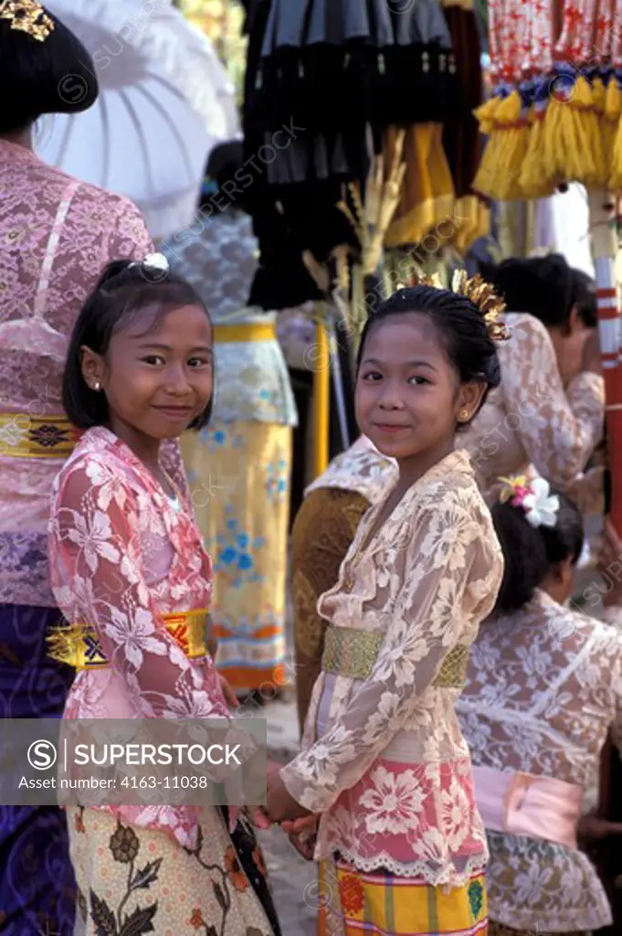 INDONESIA, BALI, JIMBARAN BAY, BEACH, OFFERINGS TO GODS OF SEA, LOCAL GIRLS