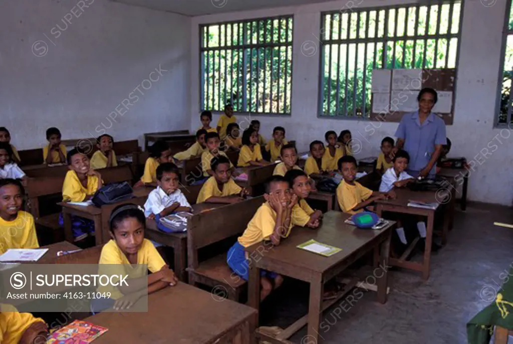 INDONESIA, ALOR ISLAND, LOCAL SCHOOL, SCHOOL CHILDREN IN CLASS