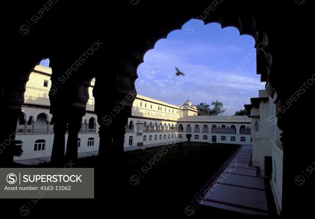INDIA, JAIPUR, HOTEL RAMBAGH PALACE, A FORMER PALACE OF THE MAHARAJAS OF JAIPUR