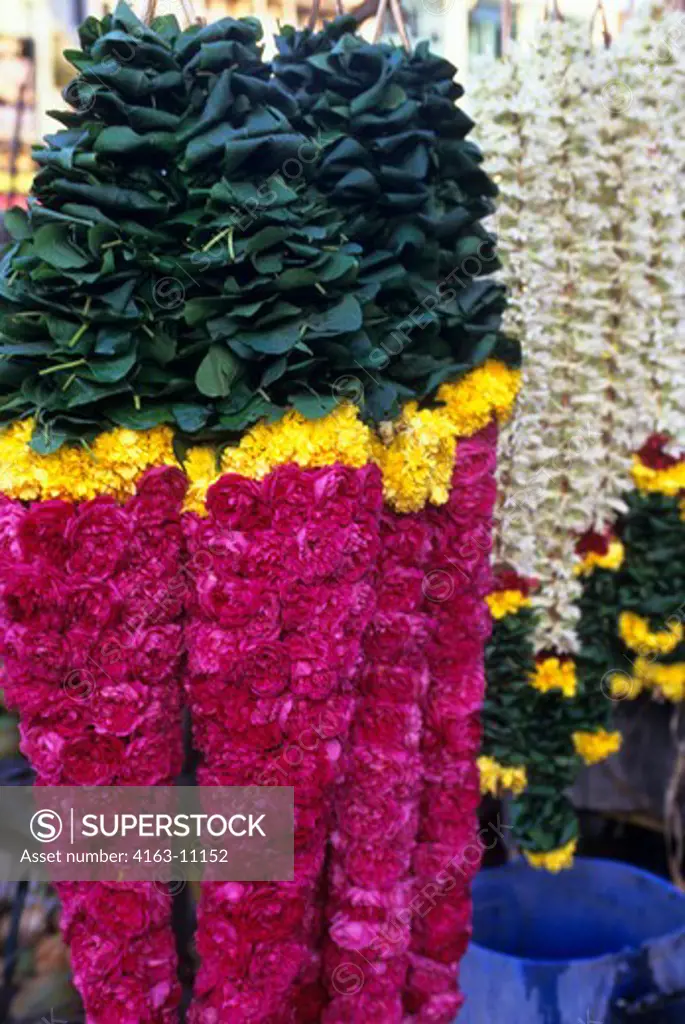 INDIA, MADRAS (CHENNAI), KAPALEESHWARA TEMPLE (HINDU), OFFERINGS, FLOWERS