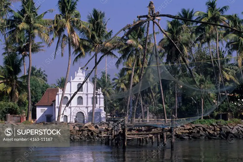 30063753-309 INDIA, COCHIN, BAY, VIEW OF COLONIAL CHURCH BUILT BY PORTUGUESE, CHINESE FISHING NET