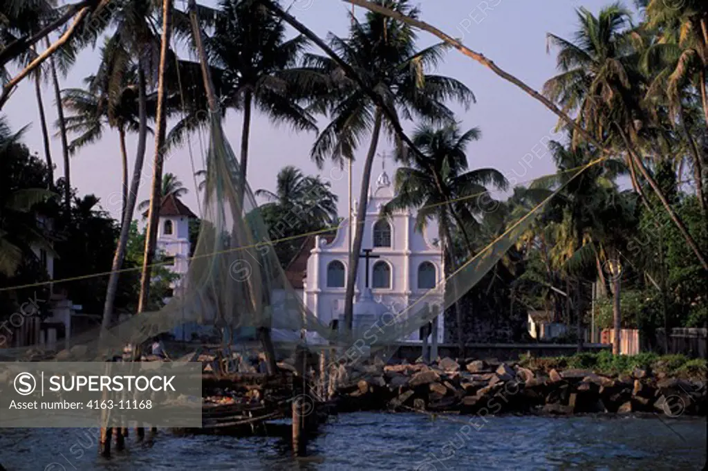 INDIA, COCHIN, BAY, VIEW OF COLONIAL CHURCH BUILT BY PORTUGUESE, CHINESE FISHING NET