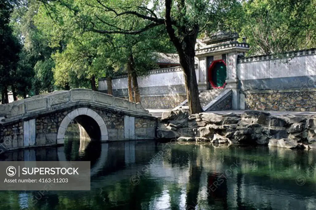 CHINA, BEIJING, SUMMER PALACE, STONE BRIDGE AND GATE