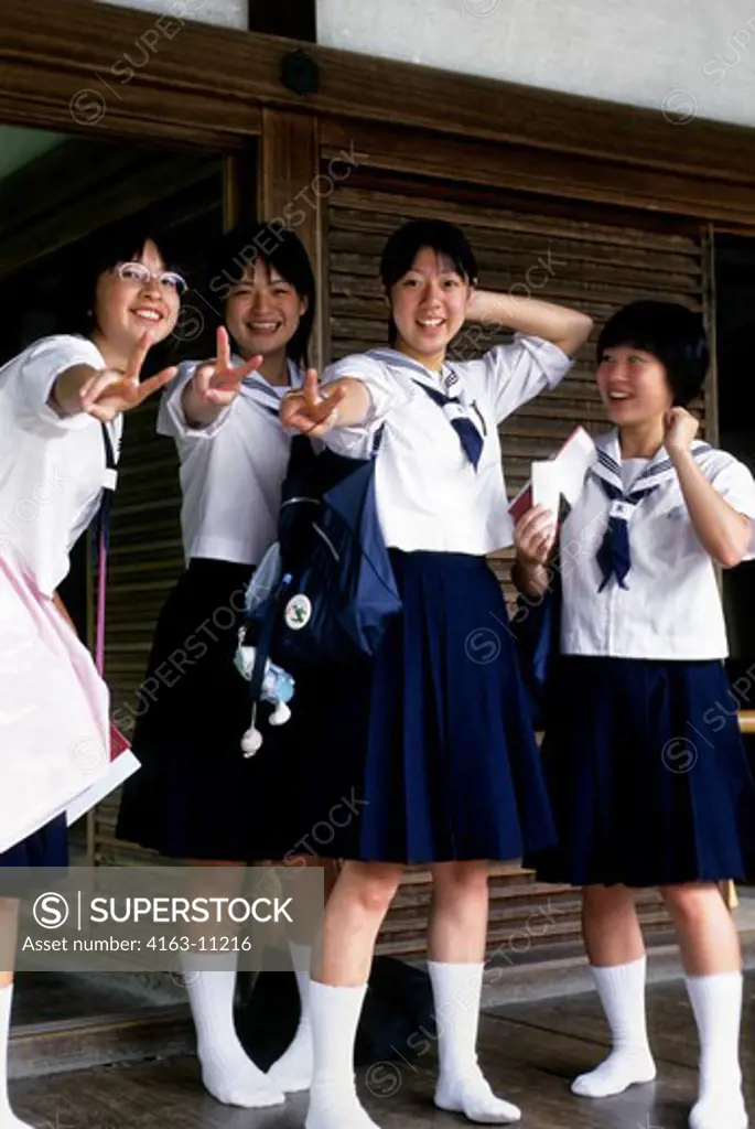 JAPAN, KYOTO, HIGH SCHOOL GIRLS