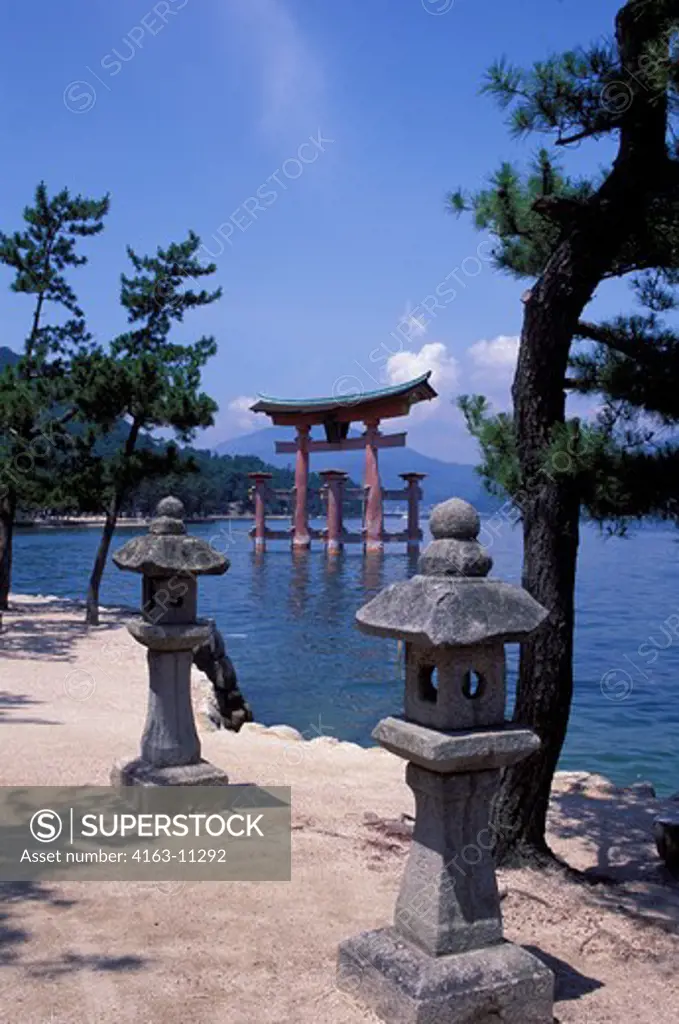 JAPAN, NEAR HIROSHIMA, MIYAJIMA ISLAND, OTORII GATE, STONE LANTERNS AND PINE TREES