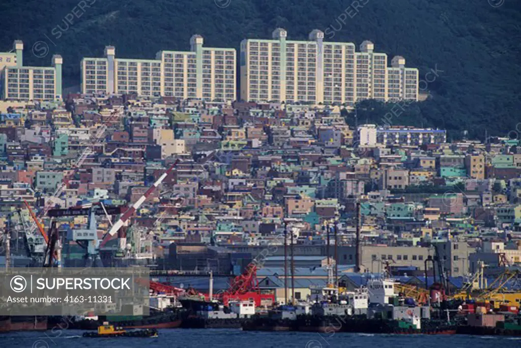 SOUTH KOREA, PUSAN, PORT WITH CITY IN BACKGROUND