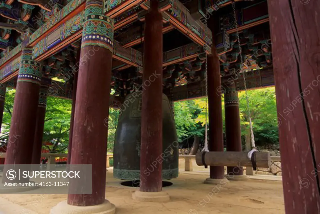 SOUTH KOREA, NEAR PUSAN, KYONGJU, PULGUKASA TEMPLE (BUDDHIST) 6TH CENTURY, GIANT BELL (BRONZE)