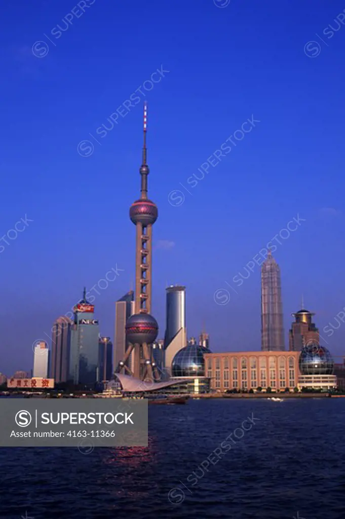 CHINA, SHANGHAI, VIEW OF HUANGPU RIVER AND ORIENTAL PEARL TELEVISION TOWER