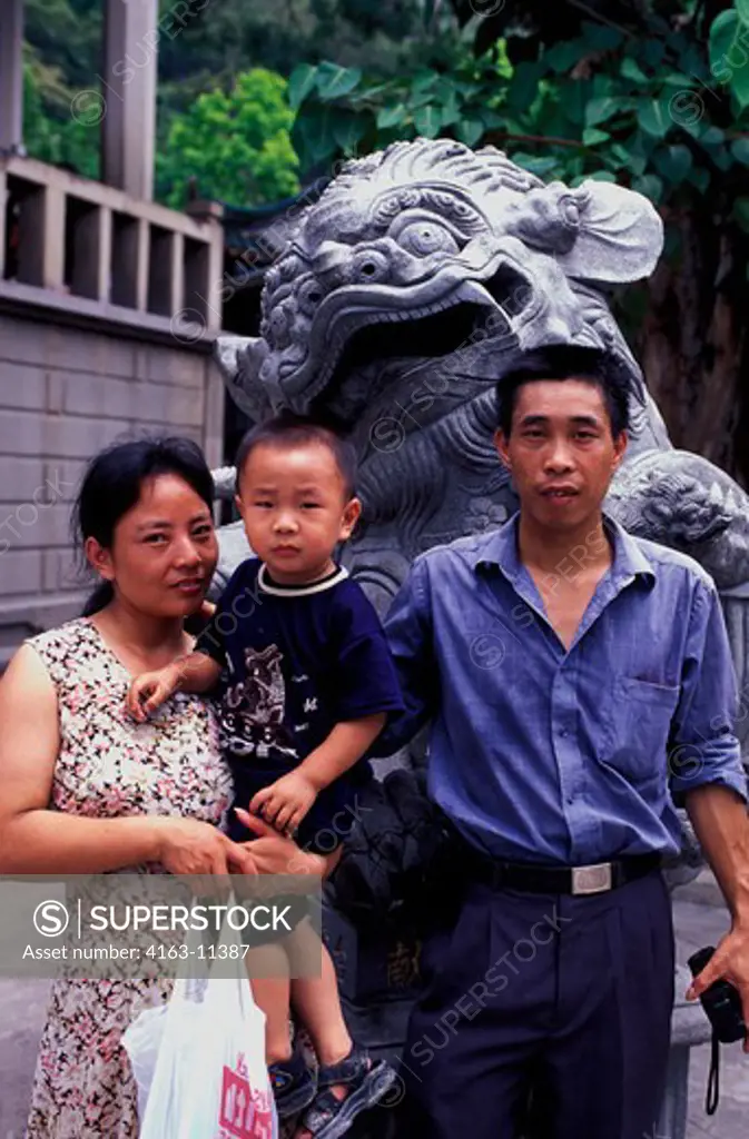 CHINA, XIAMEN, NANPUTUO TEMPLE (TANG DYNASTY) (BUDDHIST), CHINESE FAMILY