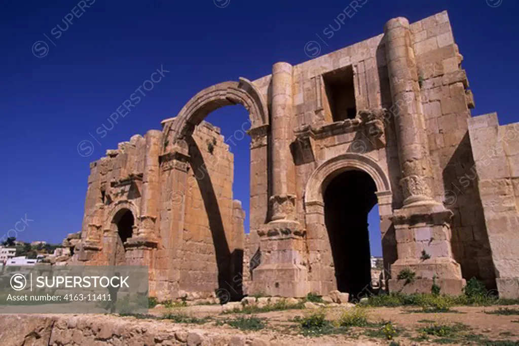 JORDAN, JERASH, ANCIENT ROMAN CITY, HADRIAN'S TRIUMPHAL ARCH