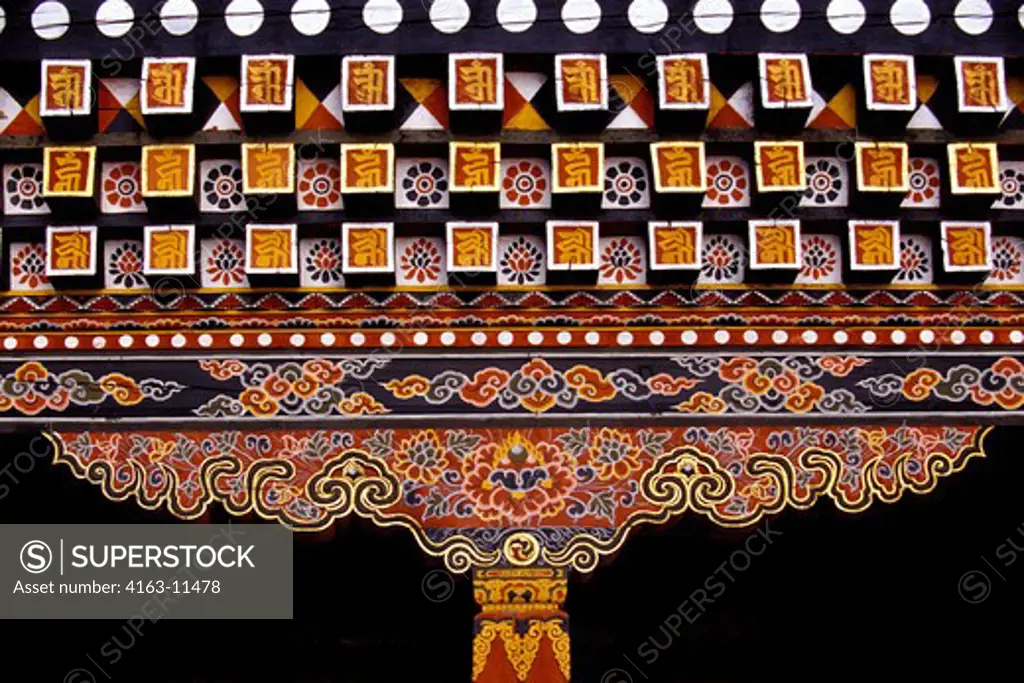 BHUTAN, PARO, RINPONG DZONG, COURTYARD, COLORFUL PAINTED ARCHITECTURE
