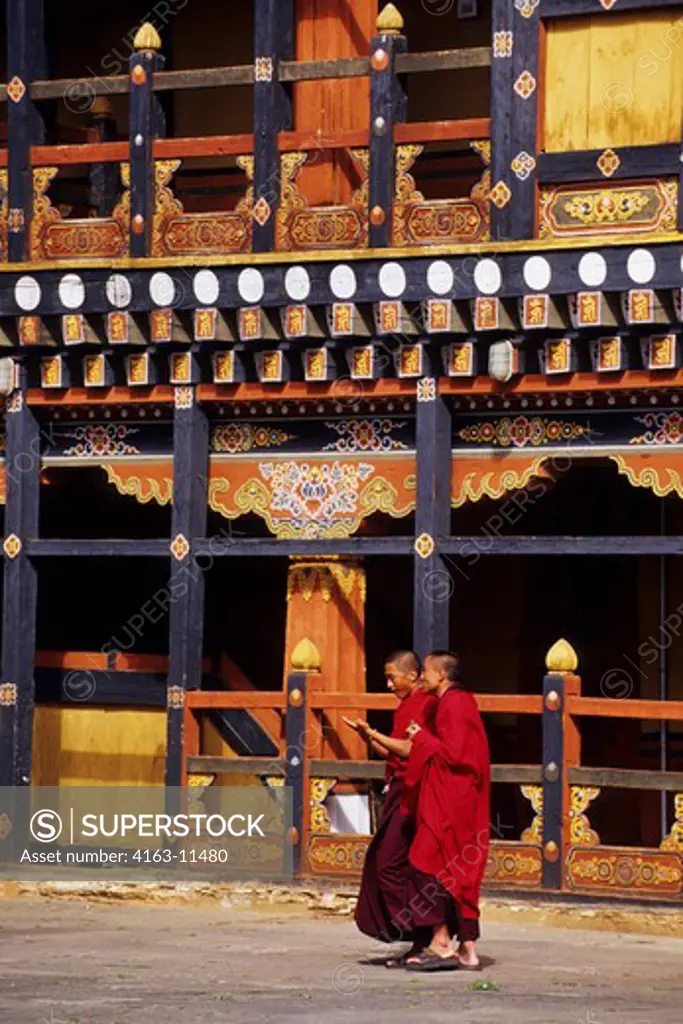 BHUTAN, PARO, RINPONG DZONG, COURTYARD, COLORFUL PAINTED ARCHITECTURE, MONKS