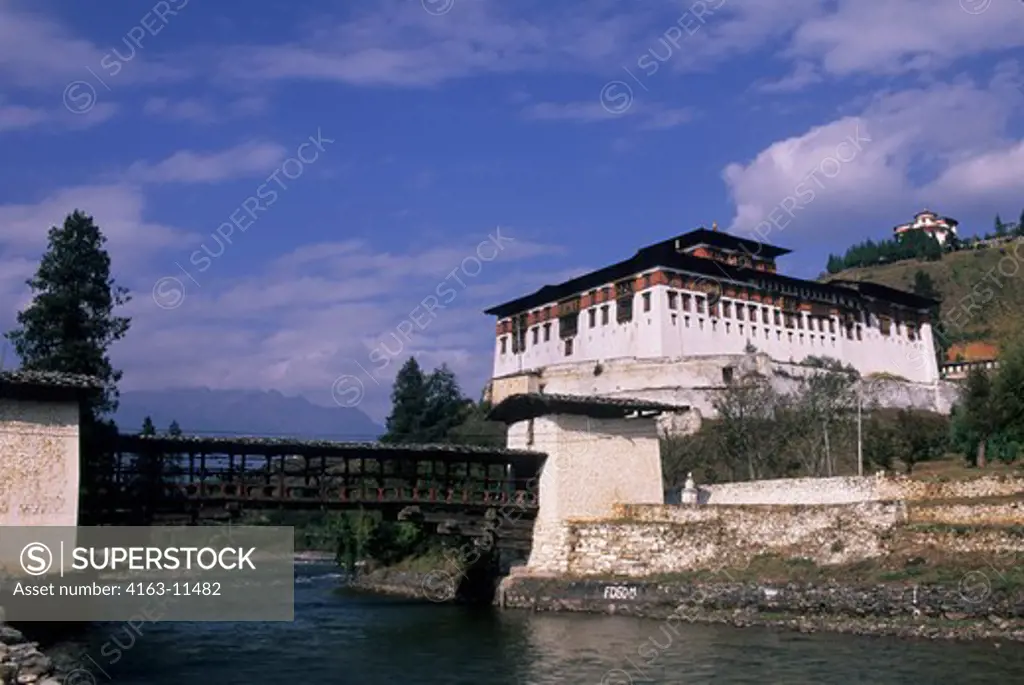 BHUTAN, PARO, VIEW OF RINPONG DZONG WITH ANCIENT WOODEN BRIDGE