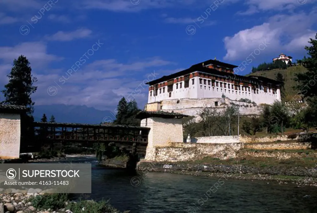 BHUTAN, PARO, VIEW OF RINPONG DZONG WITH ANCIENT WOODEN BRIDGE
