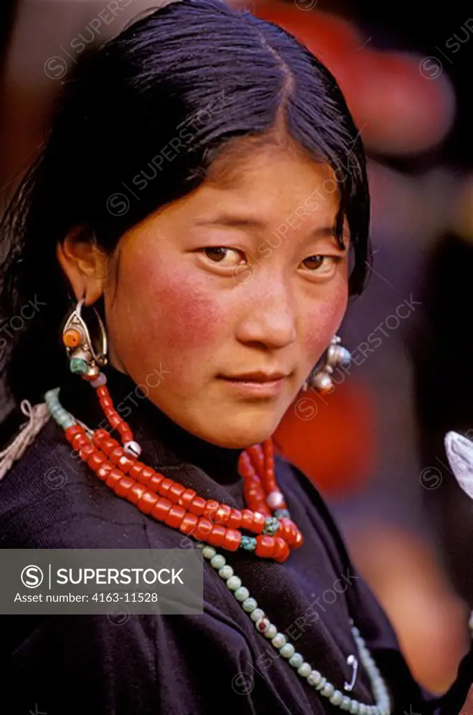 CHINA, TIBET, LHASA, JOKHANG TEMPLE, TIBETAN WOMAN, PORTRAIT