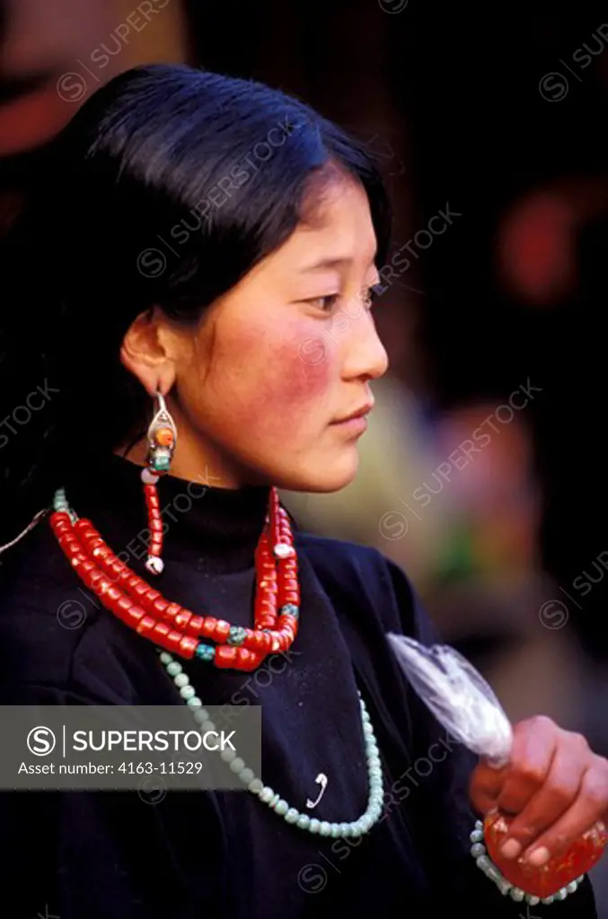 CHINA, TIBET, LHASA, JOKHANG TEMPLE, TIBETAN WOMAN, PORTRAIT