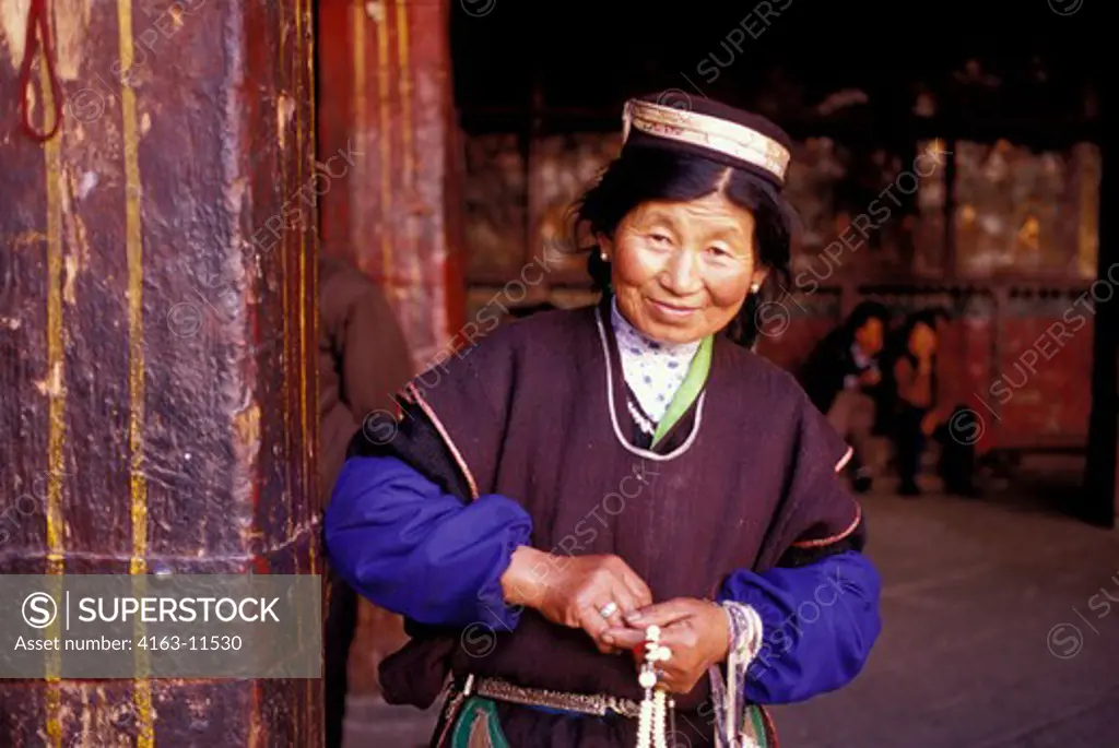 CHINA, TIBET, LHASA, JOKHANG TEMPLE, TIBETAN WOMAN, PILGRIM