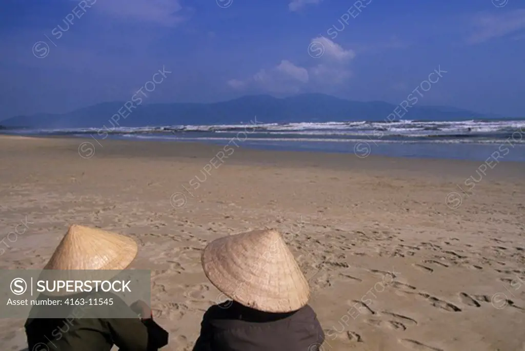 VIETNAM, DANANG, FURAMA RESORT AT CHINA BEACH, BEACH, PEOPLE WITH TYPICAL VIETNAMESE HATS
