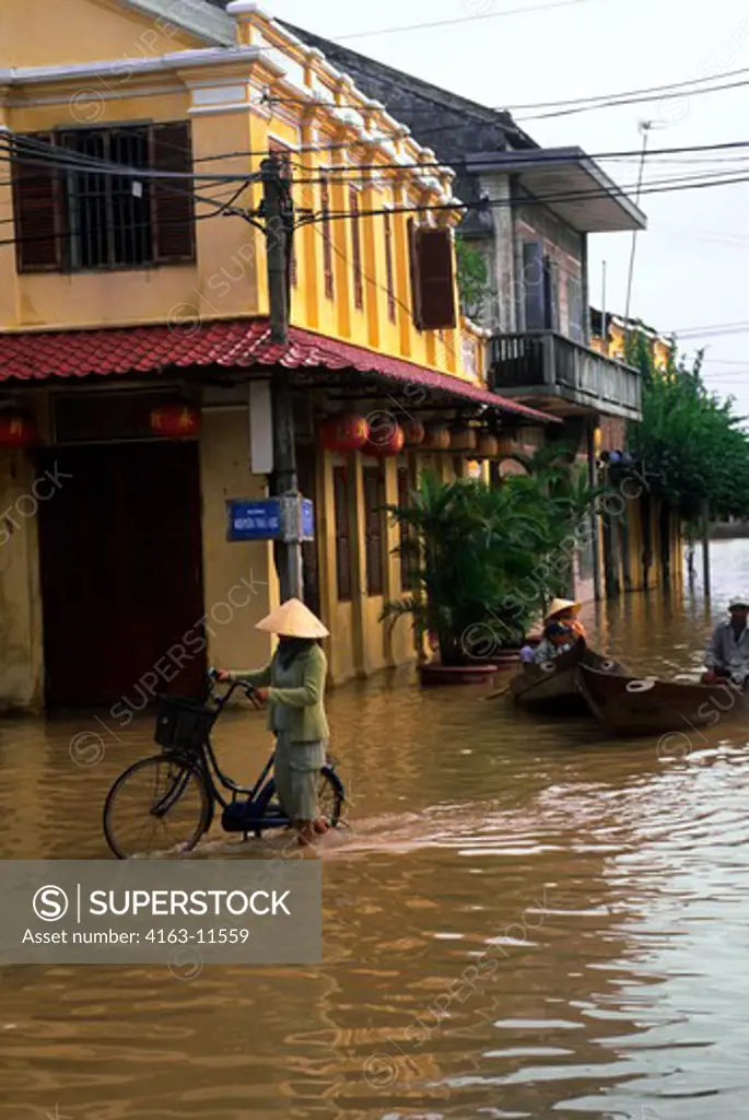 VIETNAM, HOI AN, STREET SCENE, FLOODED STREETS AFTER HEAVY RAIN